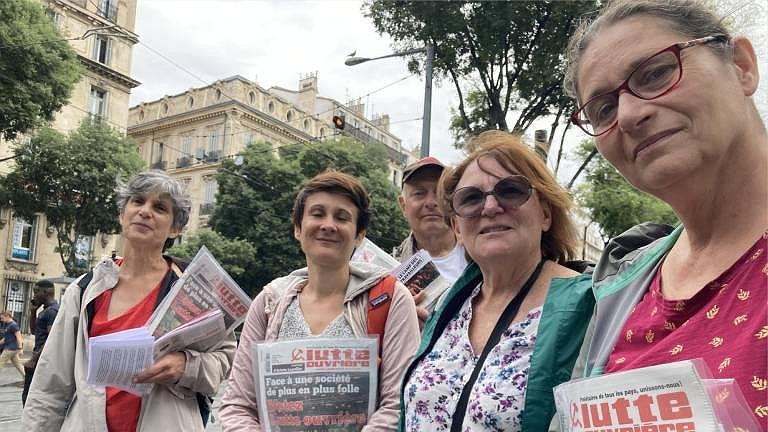 Lutte ouvrière bat le pavé le poing levé