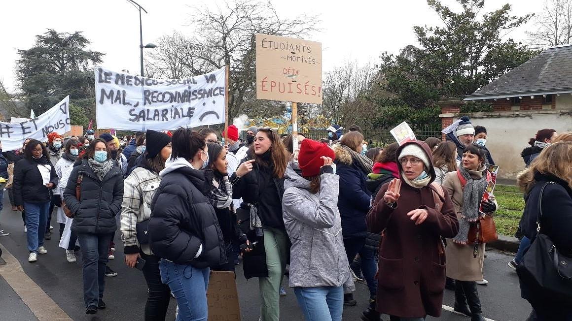 Dans la rue pour les salaires et les embauches